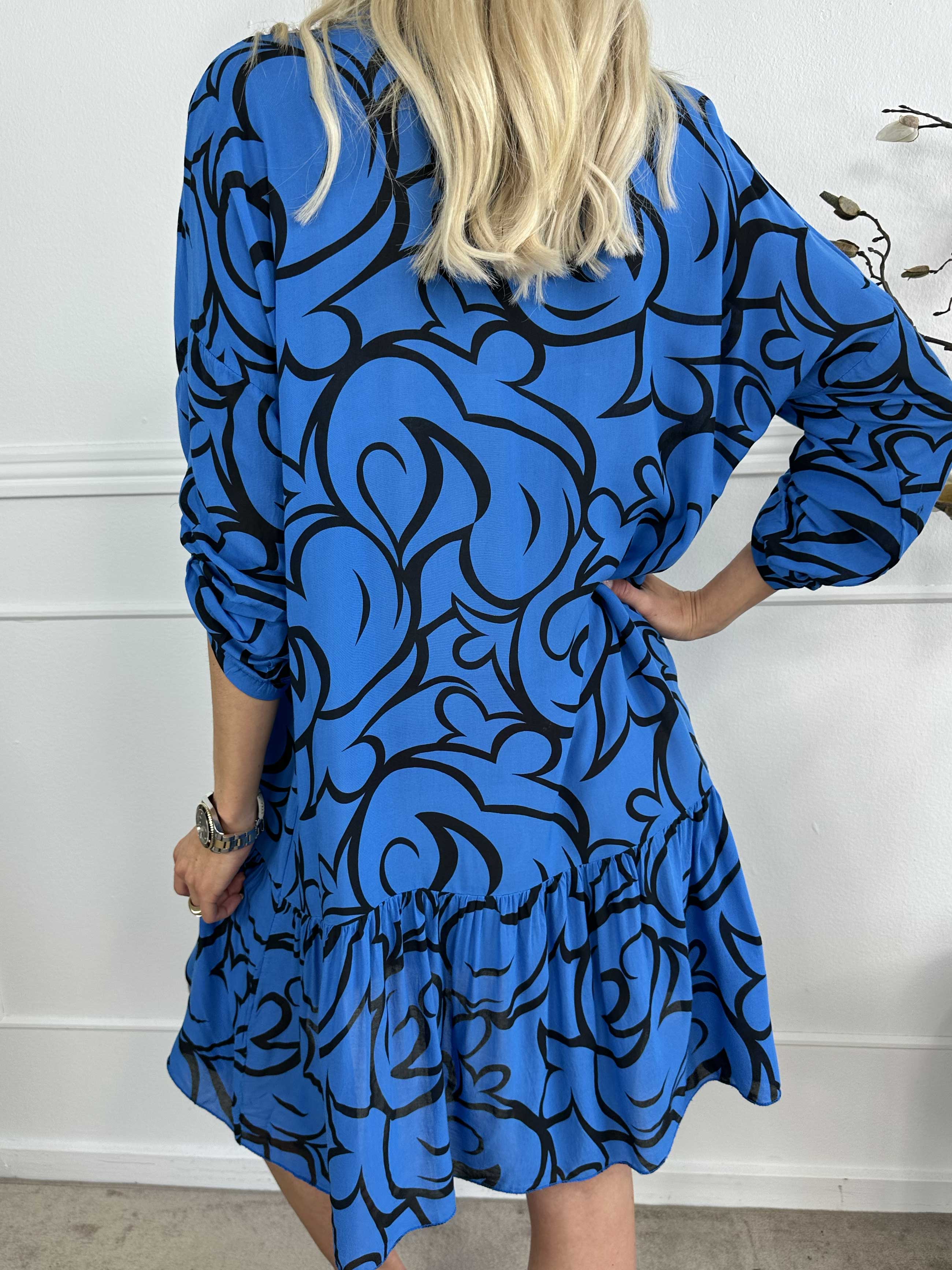 Linda - Mønstret skjortekjole med flæsekant forneden